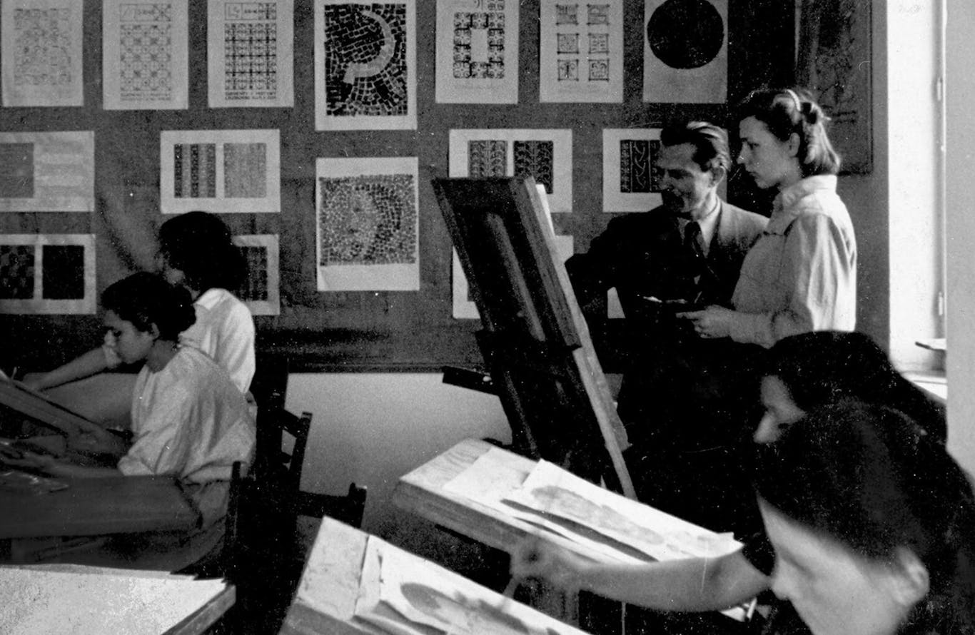 1948-49: Kunstneren (stående) på videregående utdanning for plastisk kunst, Gdynia i Polen