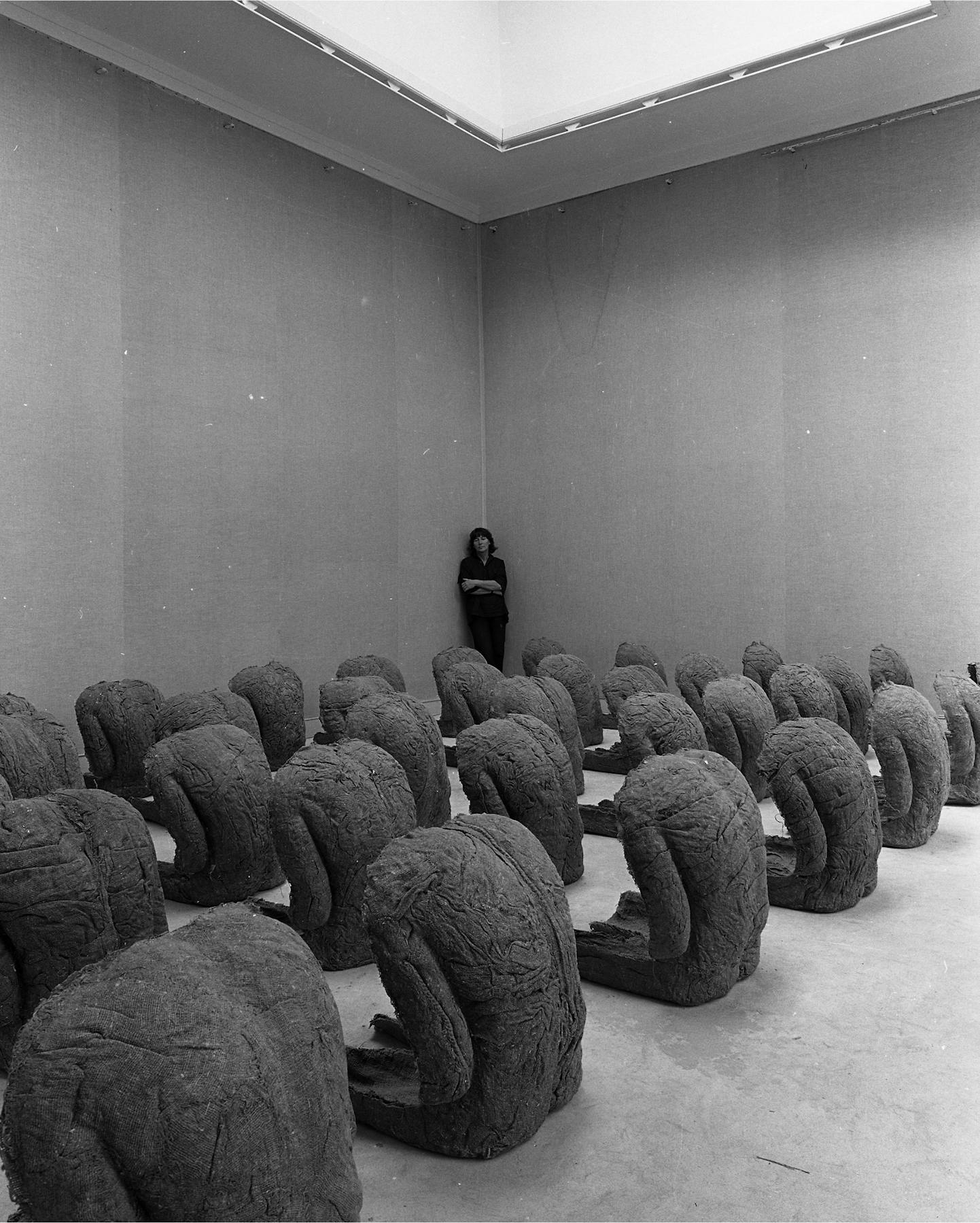 1980: The Polish Pavilion, Venice Bienniale 1980, showing artists with Backs 1976-79