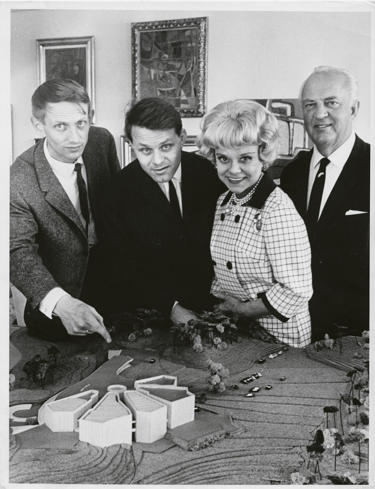 Arkitekter og donatorer foran modellen paa Landoeya 1964